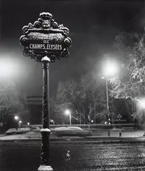 Sabine Weiss, Avenue des Champs-Elysées, Paris, 1958, Tirage argentique postérieur