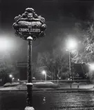 Sabine Weiss, Avenue des Champs-Elysées, Paris, 1958, Tirage argentique postérieur