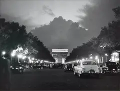 Sabine Weiss, Avenue des Champs-Élysées, Paris, 1950, Tirage argentique postérieur