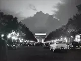 Sabine Weiss, Avenue des Champs-Élysées, Paris, 1950, Tirage argentique postérieur