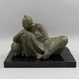 La vendendora de jarros by Atribuida A Mario Aguirre, Escultura en bronce, offered Jul 2021