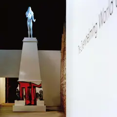 Steven Gontarski, Monuments to Doubt, 2003, Fiberglas und bemaltes und lackiertes MDF
