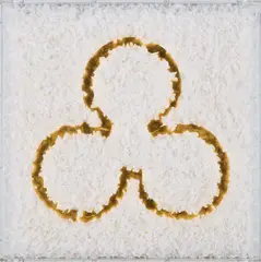 Lore Bert, "Dreipass (Blattgold)", 2002, Fließpapier, gefaltet, und Blattgold auf weiß grundierter Holzplatte. In Objektkasten