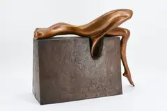 La Sdraiata by Bruno Bruni, Bronze, braun patiniert und teilpoliert, mit Bronzesockel, sold Mar 2022