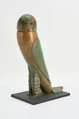 Eule I by Paul Wunderlich, 1998, Bronze (2-teilig), grün und braun patiniert, partiell poliert, auf Bronzesockel, sold Mar 2022