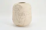 Horst Antes, Figurengruppe (Vase), 1965, Weißes Steingut mit Ritzzeichnung und Manganfarbe