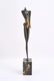Paul Wunderlich, Kleine Nike, 1975, Bronze, braun patiniert, teilweise poliert. Auf Marmorsockel
