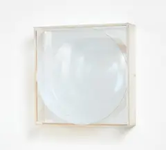 Adolf Luther, Ohne Titel (Spiegelobjekt), 1974, Runde, konkave Linse vor quadratischem Spiegel auf Holz in Plexiglaskasten