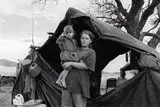 Laura Wilson, Young Woman with Child, Border Camp Arizona/Sonora Border, June 30, 2000, Gelatin silver print
