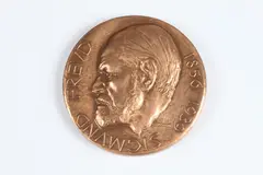 Aleth Guzman, Sigmund Freud, Bronze relief medallion