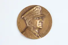 Jenö Juszkó, General Douglas Macarthur, Bronze relief medallion