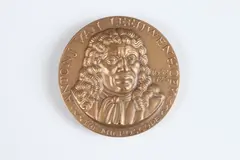 Abram Belskie, Antonj van Leeuwenhoek, Bronze relief medallion