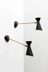 Robert Mathieu, Paire d'appliques articulées à double réflecteur, Réflecteur en aluminium laqué noir, rotule et fût en laiton patiné et platine de fixation en fonte d'aluminium laquée noire
