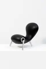 Mod. Embryo by Marc Newson, Coque en mousse de polyuréthane recouverte de néoprène noir et trois piétements en aluminium, sold Jun 2023