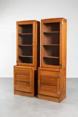 Paire de bibliothèques ou vitrines combinables "Chêne, pentures et prises en laiton, ouvrant à une portes vitrée en partie haute (dix étagères), une porte en partie basse. On y joint quatre clefs originales. by Gustave Serrurier-Bovy, Oak and brass, offered Jun 2023