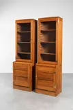 Gustave Serrurier-Bovy, Paire de bibliothèques ou vitrines combinables "Chêne, pentures et prises en laiton, ouvrant à une portes vitrée en partie haute (dix étagères), une porte en partie basse. On y joint quatre clefs originales.
