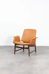 Illum Wikkelsø, Fauteuil Cuir et piétement en bois teinté., Leather and stained wood