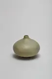 Cristina Merchán, Vase en forme de bulbe, à petite col