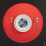 Atoma, Reuse Your Plastic, colaj, tacâmuri inox, farfurii ceramică și capace de plastic pe carton