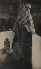 Adolphe A. Chevallier, Fotografie ilustrându-o pe Regina Maria în costum popular în reședința regală de la Bicaz, Piatra Neamț, 1918