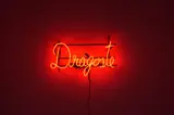Dan Raul Pintea, Dragoste, 2019, instalație luminoasă, iluminată direct omnidirecțional cu tub de neon cu descărcare în gaz spectral, atașat de suport metalic