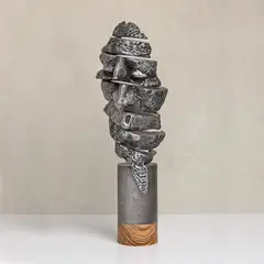 Daniel Rădulescu, reassembling Yourself, 2021, oțel cu bază din lemn de zebrano; lucrat prin adaos de straturi de oțel; 18 kg