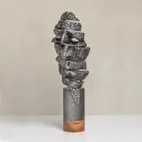 Daniel Rădulescu, reassembling Yourself, 2021, oțel cu bază din lemn de zebrano; lucrat prin adaos de straturi de oțel; 18 kg