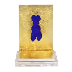 Yves Klein, Petite Venus Bleue, sculptură-bijuterie, din bronz vopsit în culoarea ikb (International Klein Bleu), în cutie de plexiglas și fundal din foiță de aur