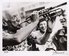 Luc Fournol, Picasso cântând la trompetă, cca. 1960, gelatin silver print