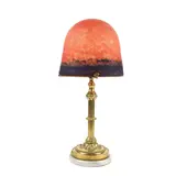 Lampă Art Deco, realizată de Cristallerie de Clichy, din bronz aurit pe suport din marmură, cca. 1930-1940 by Manufactura Cristallerie de Clichy, bronz aurit; sticlă stratificată; marmură, sold May 2020