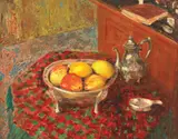 Georges d'Espagnat, Natură statică cu ceainic, lupă și vas cu mere, ulei pe pânză lipită pe carton