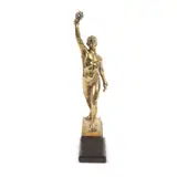 Julius Schmidt-Felling, Atlet purtând flacăra olimpică, cca. 1910, bronz turnat, cizelat, gravat, aurit, granit