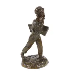 Antoine Bofill, Vânzătorul de ziare, cca. 1910, bronz turnat, cizelat, gravat