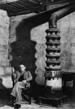 Brassaï, (Gyula Halász), Picasso în atelierul său din strada Grands Augustin, în 1939