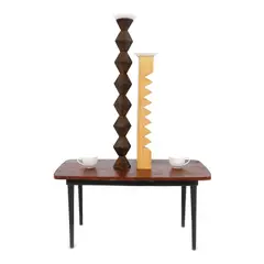 Teodor Graur, Pauză de cafea (în secolul 20), 2009, lemn, porțelan, cești de cafea mobile