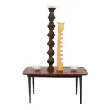 Teodor Graur, Pauză de cafea (în secolul 20), 2009, lemn, porțelan, cești de cafea mobile