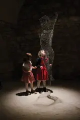 Anca Stătică, Traces (Elevation), 2016, plasă rabitz modelată, nisip