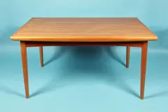 Dyrlund, Masă extensibilă realizată de Dyrlund, din lemn de tec, pentru dining, cca. 1960, lemn de tec