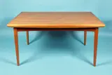 Dyrlund, Masă extensibilă realizată de Dyrlund, din lemn de tec, pentru dining, cca. 1960, lemn de tec