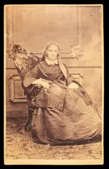 Carol Szathmari, Fotografie ilustrându-o pe Sevasta Alexandru Suțu, soția generalului Nicolae Mavros şi mama principesei Alexandrina Ghica, soacra scriitorului Ion Ghica, București, a doua jumătate a sec. XIX, provine din colecţia Ion Ghica