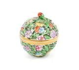 Manufactura Herend, Casetă din porțelan Herend, pictată manual cu decor floral, porțelan modelat, glazurat, traforat, pictat; email