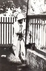 Marcu Micu, Fotografie inedită, Constantin Brâncuși lucrând la joagăr pentru ridicarea "Porții Sărutului", surprins de dr. Micu Marcu pe 2 iulie 1938, 1938, fotografie cu bromură de argint