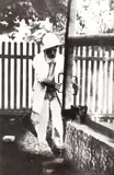 Marcu Micu, Fotografie inedită, Constantin Brâncuși lucrând la joagăr pentru ridicarea "Porții Sărutului", surprins de dr. Micu Marcu pe 2 iulie 1938, 1938, fotografie cu bromură de argint