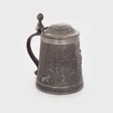 Frieling Zinn, Cană pentru bere, decorată cu scenă de gen şi versuri ale unui cântec german de petrecere, A doua jumătate a sec. XX, cositor 92% turnat, cizelat