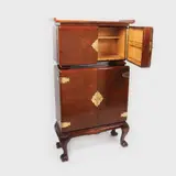 Imar Arad, Cabinet din lemn de frasin, japonizant, în maniera colonialismului portughez, cca. 1939, lemn de frasin, furnir de acaju, sculptat, lustruit, bronz aurit
