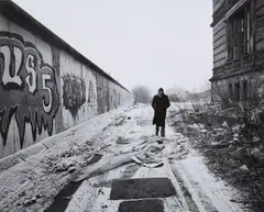 Thomas Lüttge, Weg an der Mauer, Berlin [A path by the Wall, Berlin], 1984, Gelatin silver print