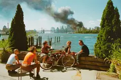 Thomas Hoepker, Blick von Williamsburg, Brooklyn, auf Manhattan, 11. September 2001 [View of Manhattan from Williamsburg, Brooklyn, on September 11, 2001], 2001, Archival inkjet print
