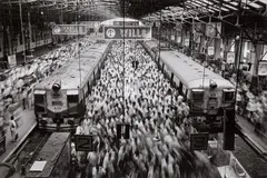 Sebastião Salgado, Churchgate Station, Bombay, 1995, Gelatin silver print