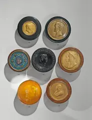 Bertrand Andrieu, Zwei Napoleonische Lackdosen, Papier maché, schwarz lackiert. Vergoldete Kupfermedaillen unter Glas. Die erste mit Doppelbildnis und Umschrift NAPOLÉON EMP. CHARLEMAGNE EMP. AN MDCCCVI., die zweite mit Bildnis und Umschrift D. JOSEPH NAPOLÉON. ROI D'ESPAGNE ER DES INDES. Die erste signiert ANDRIEU F. DENON DIR. Minimal bestoßen. Ein Glas verloren. H