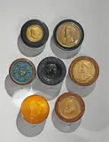 Bertrand Andrieu, Zwei Napoleonische Lackdosen, Papier maché, schwarz lackiert. Vergoldete Kupfermedaillen unter Glas. Die erste mit Doppelbildnis und Umschrift NAPOLÉON EMP. CHARLEMAGNE EMP. AN MDCCCVI., die zweite mit Bildnis und Umschrift D. JOSEPH NAPOLÉON. ROI D'ESPAGNE ER DES INDES. Die erste signiert ANDRIEU F. DENON DIR. Minimal bestoßen. Ein Glas verloren. H